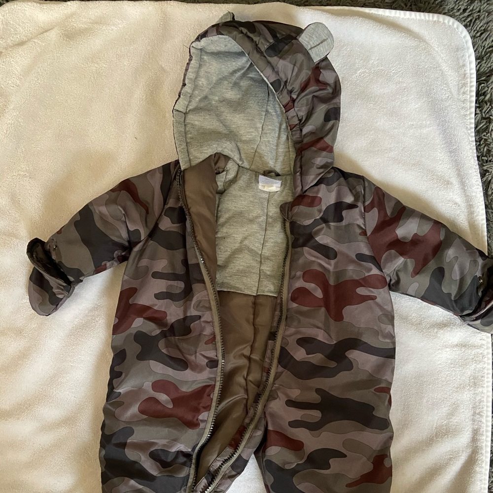 Carters snow suit for baby sz 9 mts